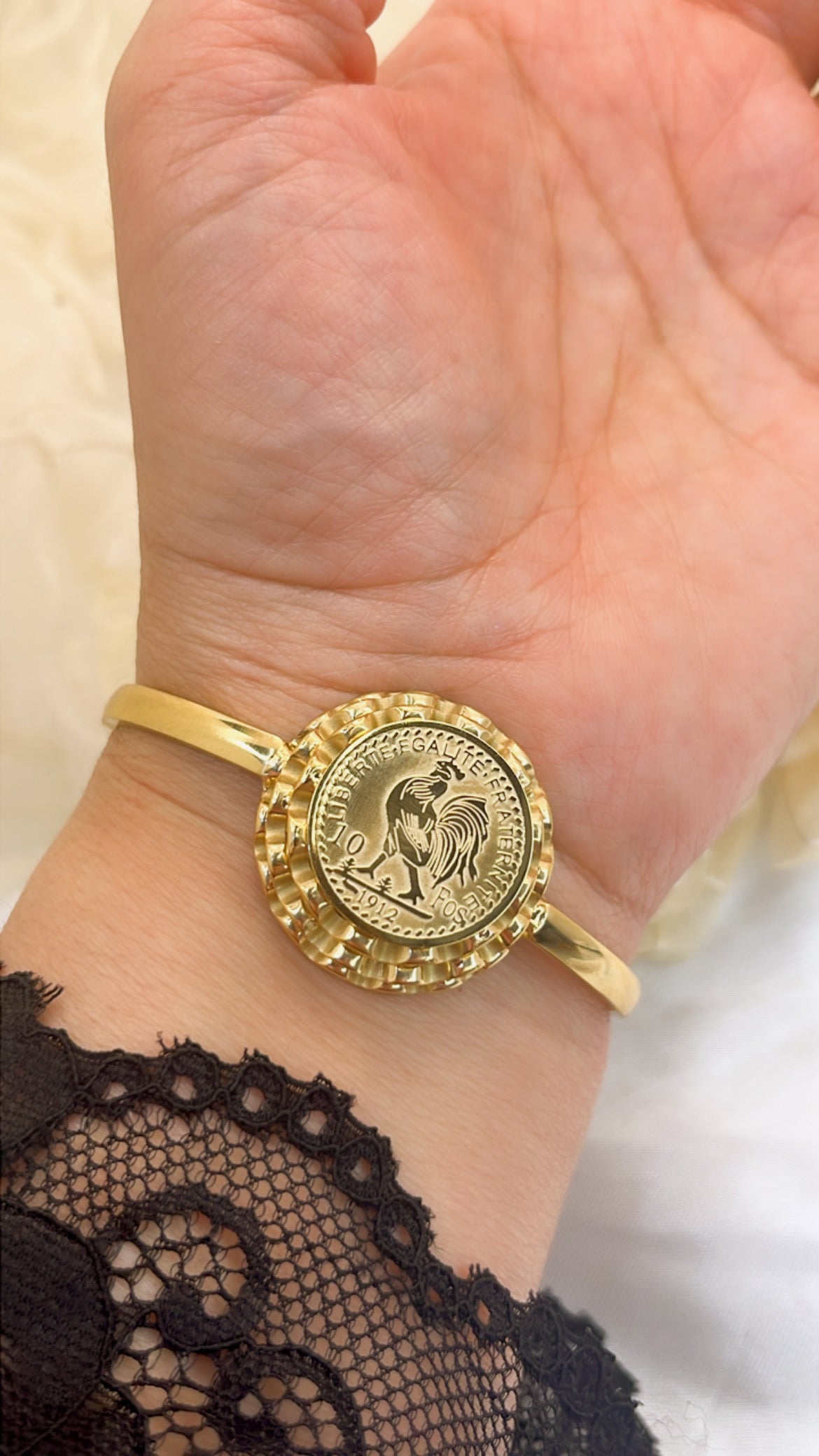 Bracelet luisa ondulée, une touche d’élégance et de féminité à chaque geste.” ✨