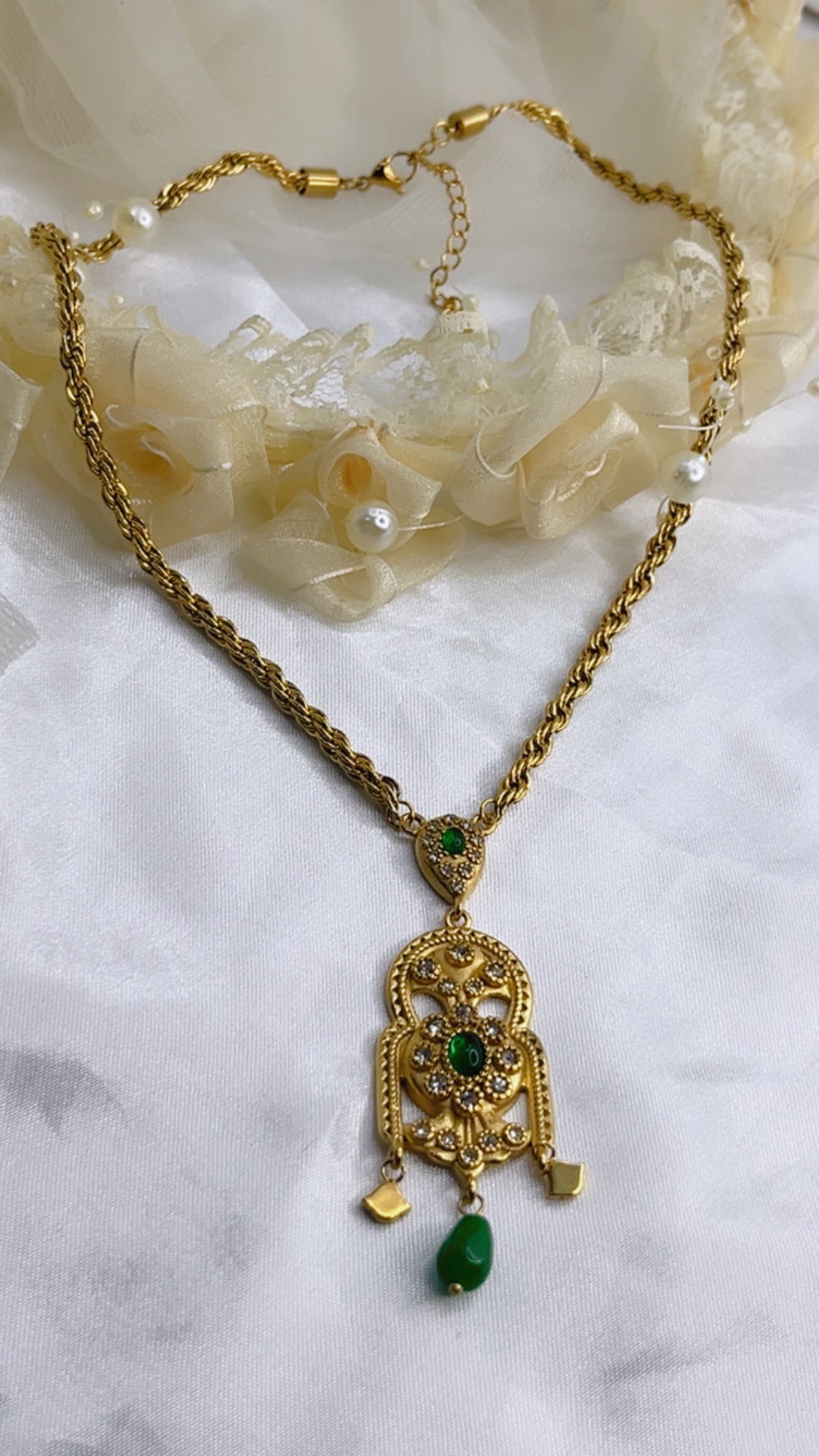 Collier traditionnel orné de perles vertes, alliant élégance et authenticité pour sublimer votre style avec une touche raffinée.