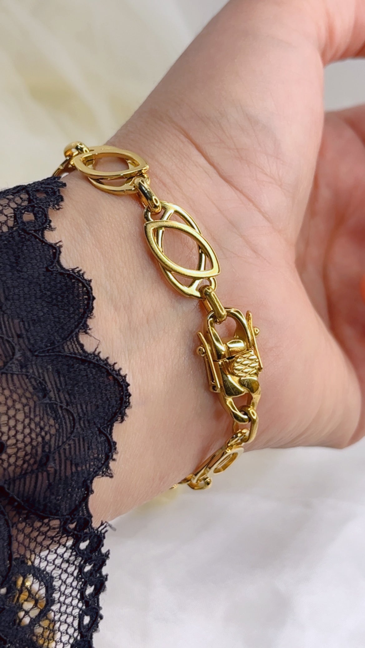 Bracelet moderne au design chic et minimaliste, parfait pour sublimer votre style au quotidien.