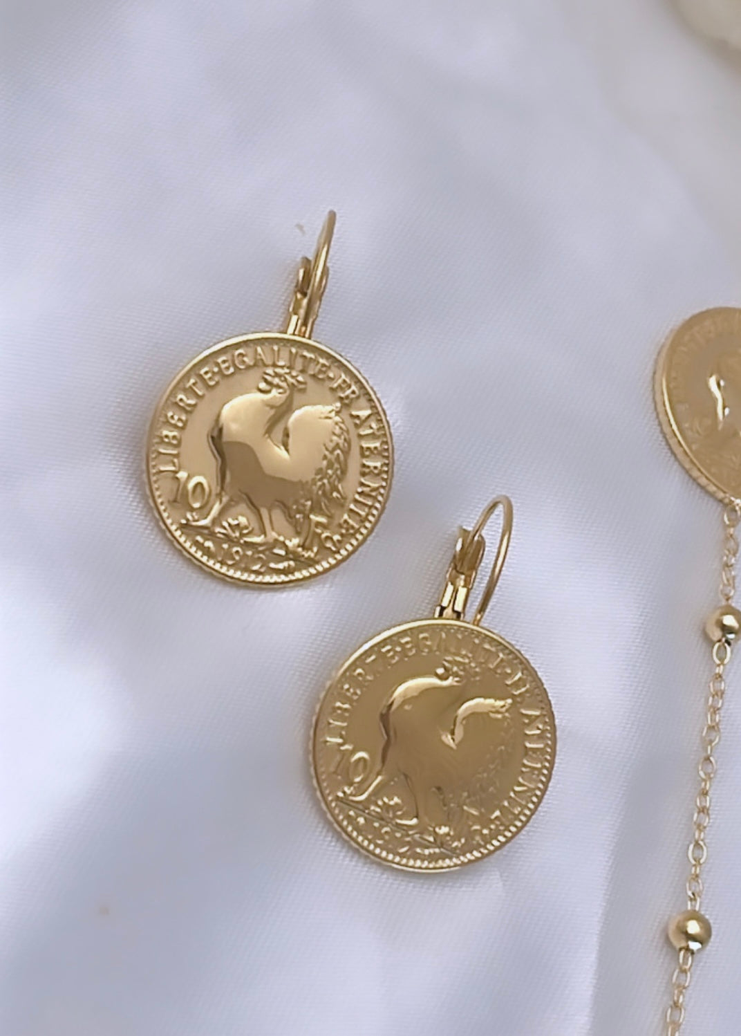 Boucles d’oreilles à maillons losangés double face, une élégance qui se révèle sous tous les angles.