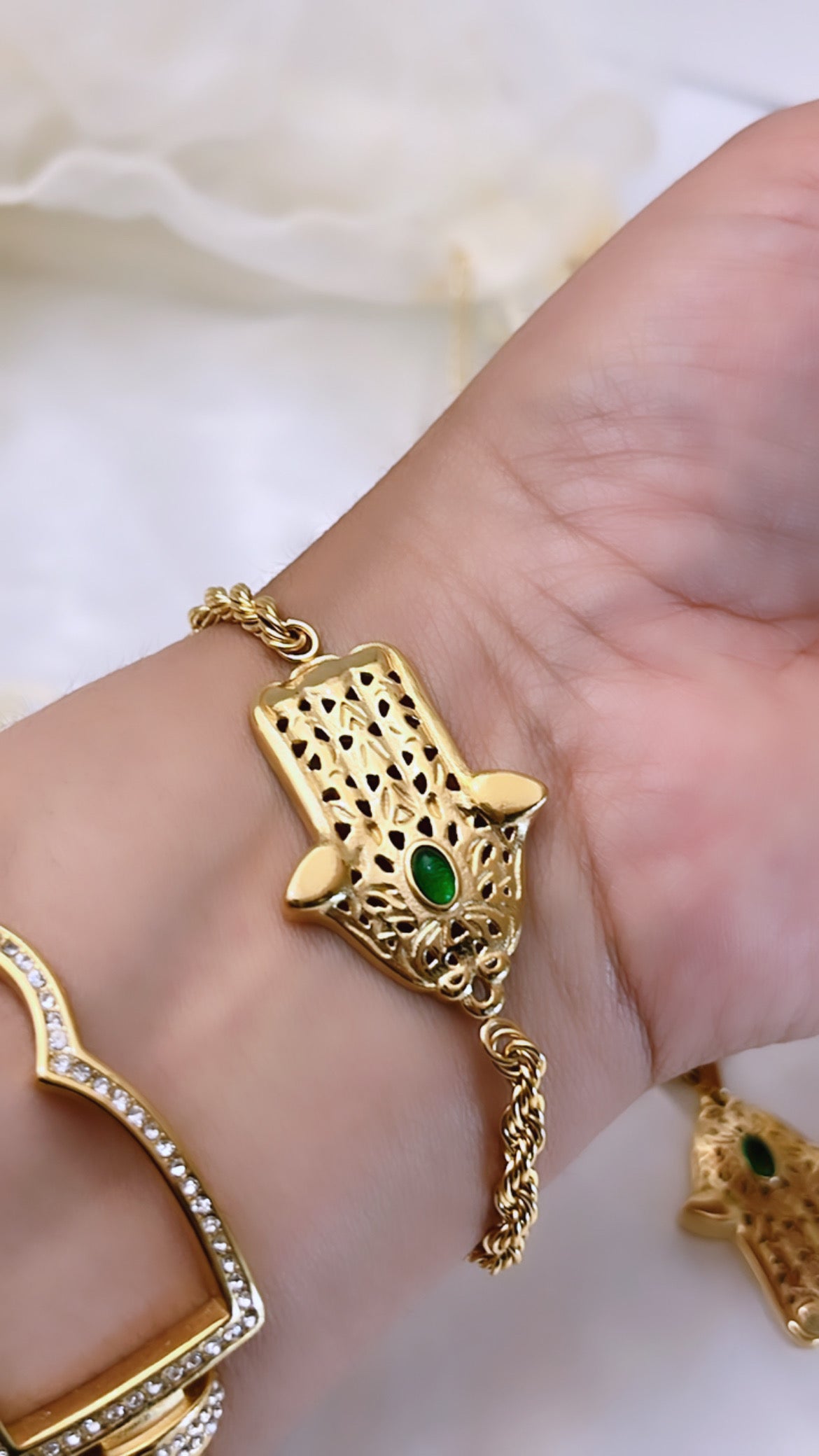 Bracelet délicat avec pendentif Main de Fatma, conçu en acier inoxydable de haute qualité. Élégant, intemporel et résistant au quotidien.