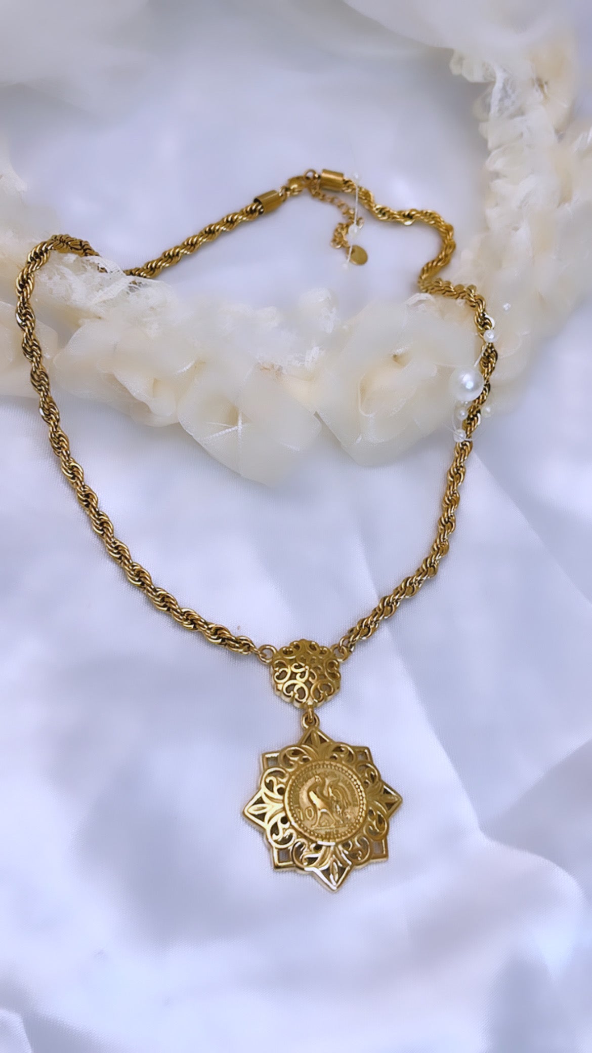 collier au design traditionnel Hamawi, mettant en valeur le savoir-faire artisanal. Parfait pour un usage quotidien comme pour les cérémonies et les fêtes, il est rehaussé d’une délicate touche de louiza qui lui confère une élégance unique et auth