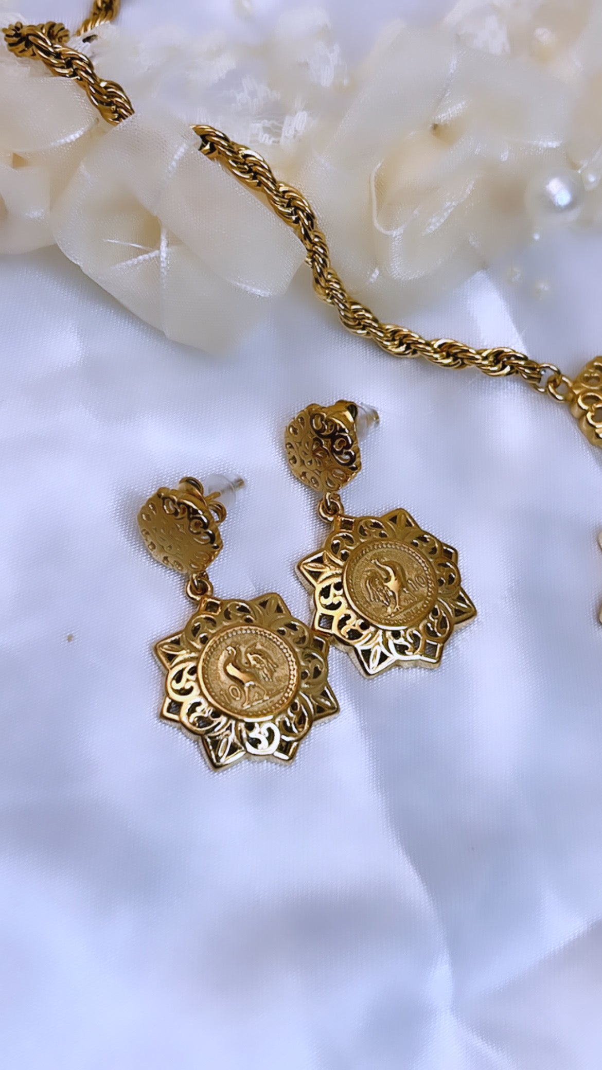Boucle d’oreille design traditionnel Hamawi, mettant en valeur le savoir-faire artisanal. Parfait pour un usage quotidien comme pour les cérémonies et les fêtes