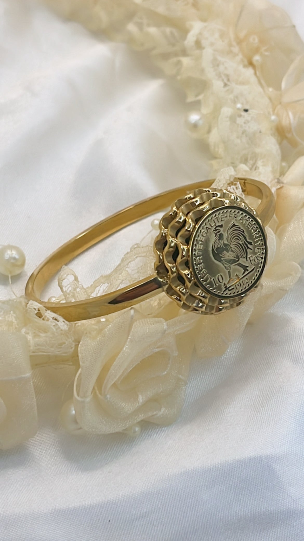Bracelet luisa ondulée, une touche d’élégance et de féminité à chaque geste.” ✨