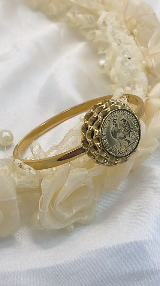 Bracelet luisa ondulée, une touche d’élégance et de féminité à chaque geste.” ✨