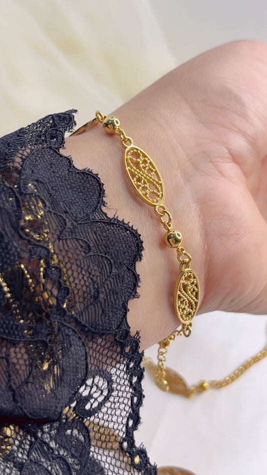 Bracelet traditionnel élégant, alliant charme et authenticité.