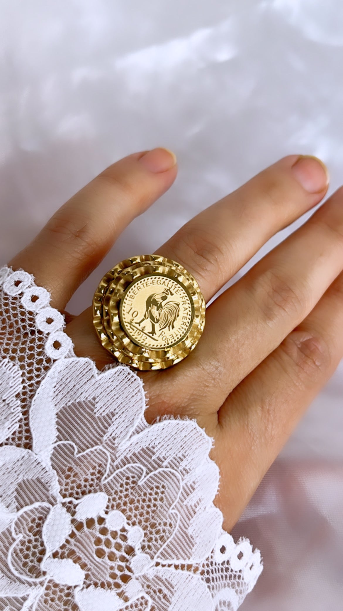 Bague Luisa Bague ondulée, une touche d’élégance et de féminité à chaque geste.” ✨