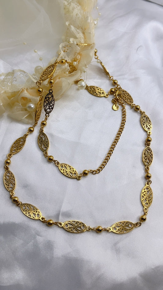 Sautoir traditionnel au design élégant et authentique, inspiré du savoir-faire artisanal. Un bijou raffiné qui apporte une touche de charme et de tradition à toutes vos tenues.