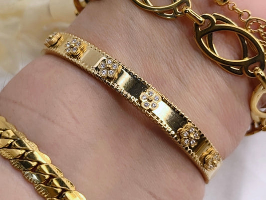 Bracelet Élégance Dorée avec Motifs Floraux