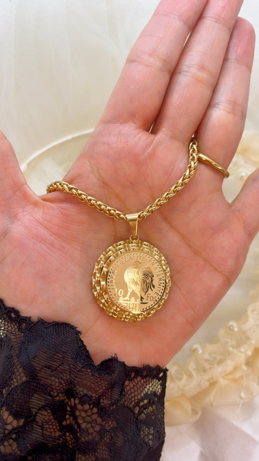Collier luisa ondulée, une touche d’élégance et de féminité à chaque geste.” ✨