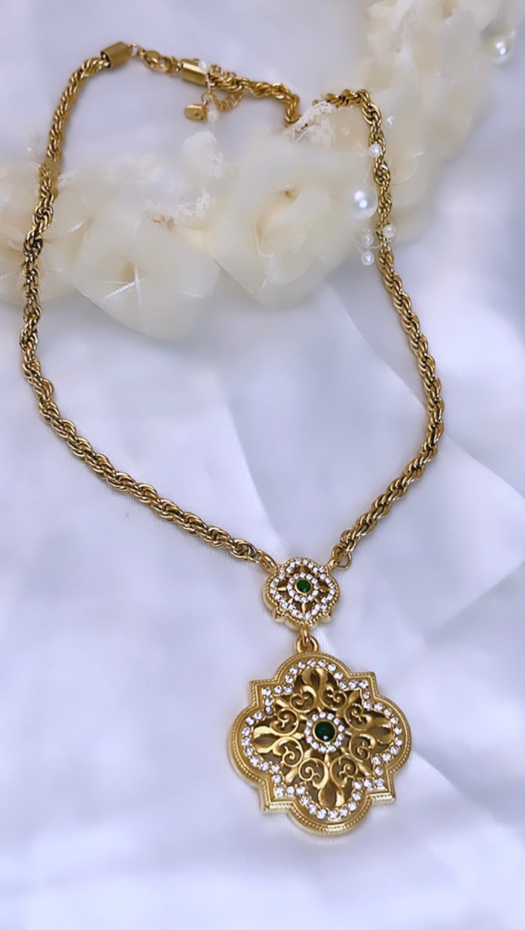 collier serti d’une pierre verte éclatante, alliant élégance et sophistication. Un bijou raffiné qui apporte une touche de charme et de distinction à chaque look. ✨💚