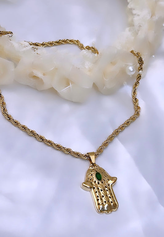 Collier délicat avec pendentif Main de Fatma, conçu en acier inoxydable de haute qualité. Élégant, intemporel et résistant au quotidien.