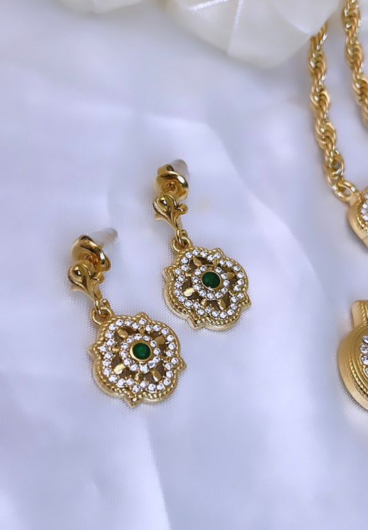 Élégantes boucles d’oreilles pendantes serties d’une pierre verte éclatante. Un bijou raffiné qui apporte une touche de fraîcheur et d’élégance à chaque tenue. 💚✨