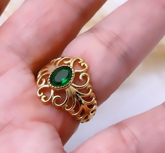 Bague traditionnelle avec perle verte en acier inoxydable