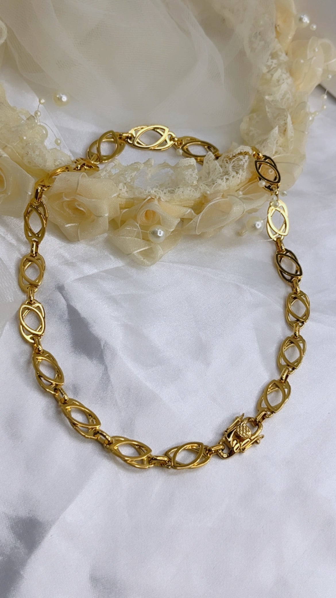 Collier moderne au design chic et minimaliste, parfait pour sublimer votre style au quotidien.