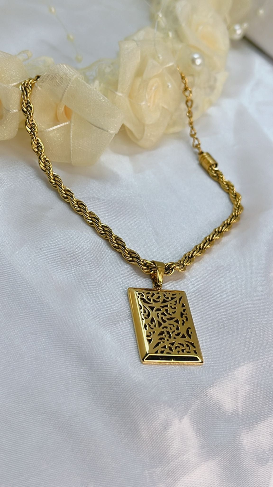Braceletبالنقش البلدي