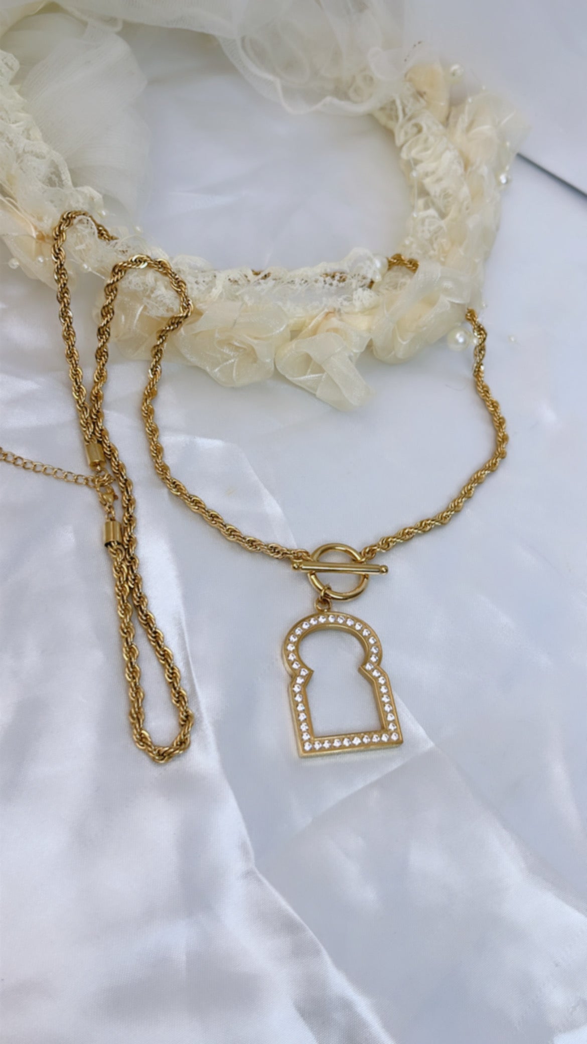 Sautoir doré en acier inoxydable au design raffiné, agrémenté d’un pendentif élégant serti de cristaux scintillants, alliant modernité et sophistication pour sublimer toutes vos tenues avec une touche de charme et d’élégance intemporelle.