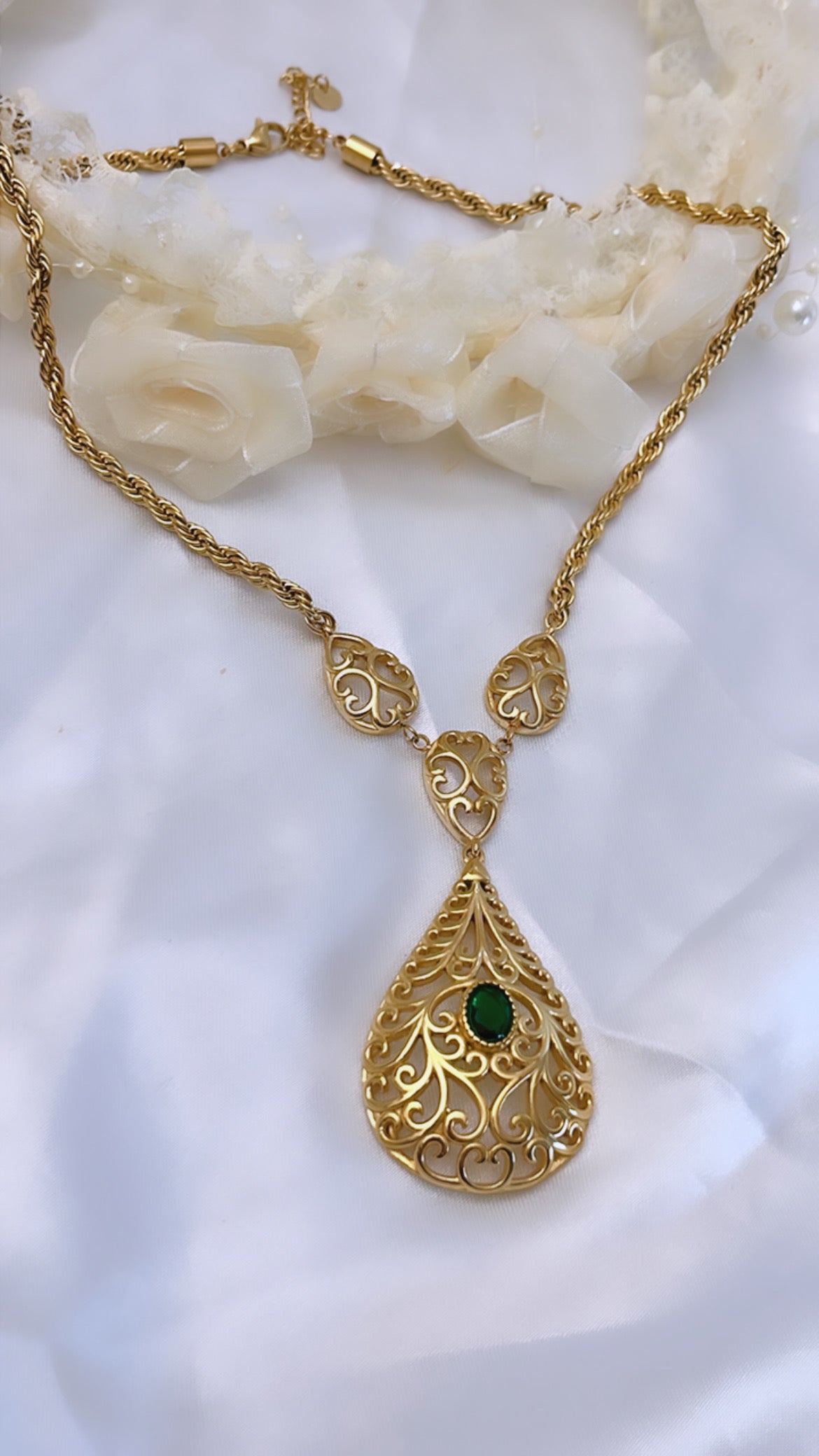 Collier traditionnel avec perle verte en acier inoxydable