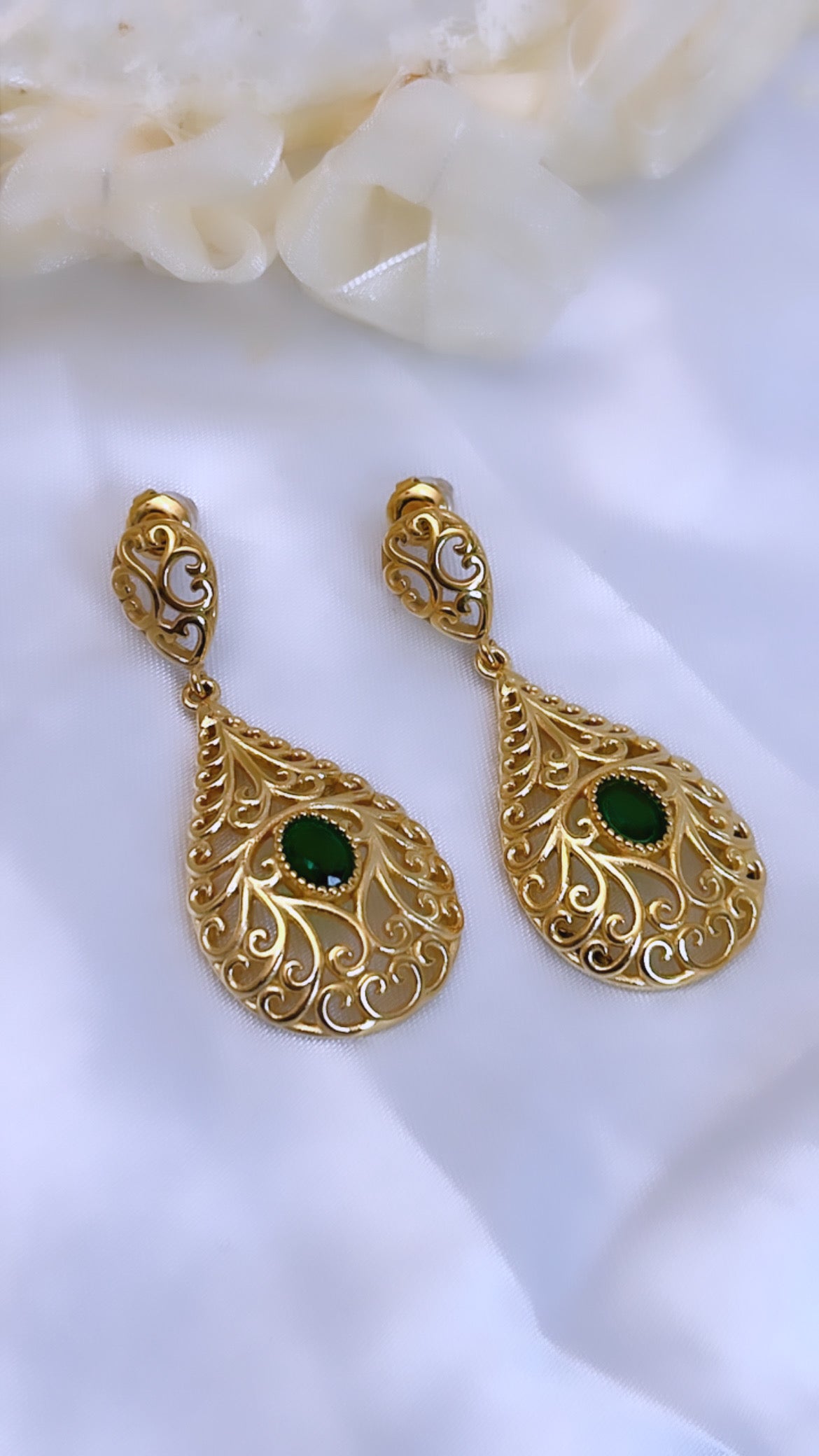 Boucle d’oreille avec perle verte