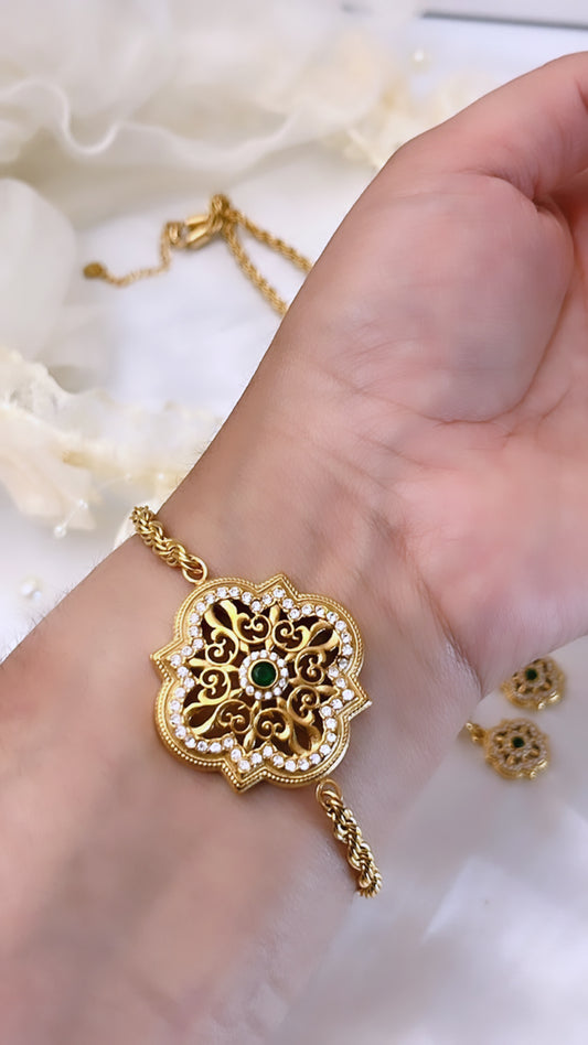 gourmette sertie d’une pierre verte éclatante, symbole d’élégance et de distinction. Un bijou raffiné qui rehausse délicatement votre style et s’adapte à toutes les occasions. ✨💚