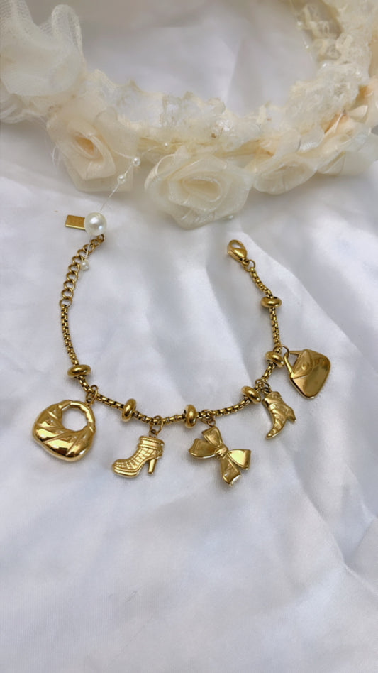 Bracelet chaîne doré au design élégant et moderne, agrémenté de charms raffinés :
