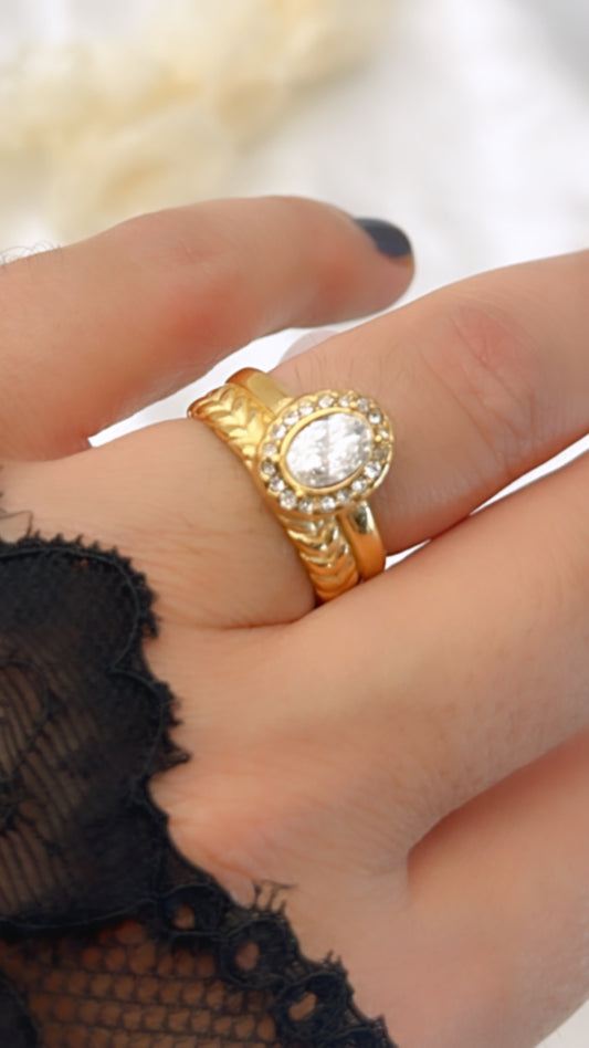 Cette somptueuse alliance, sertie d’une pierre blanche lumineuse aux reflets délicats, incarne l’élégance absolue et la promesse d’un amour éternel. Un bijou d’exception, à la fois chic, intemporel et profondément symbolique. »